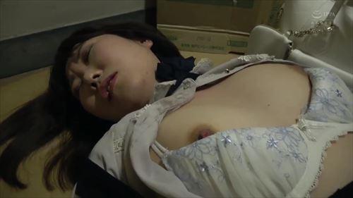 酔って気を失った女性を、男が性的暴行を働いて犯した