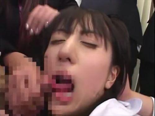 スカート捲り、乱暴に抱きしめる。エロ的欲求を満たす行為。