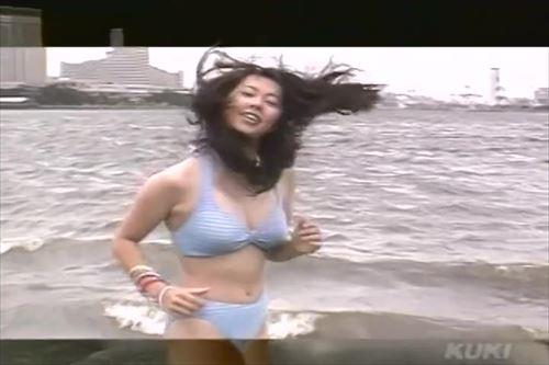 魅力的な女性がピアノを弾く姿に魅入られた男は、彼女を誘惑し、胸を揉み始めた