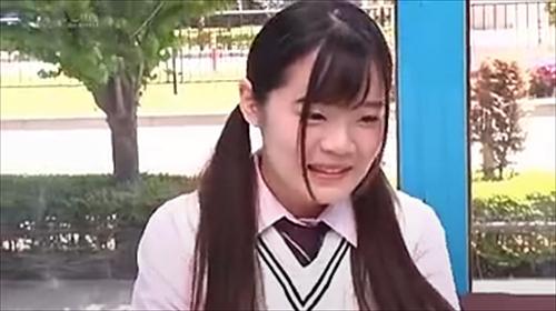 制服姿の女性が体内に混入した薬で振る舞い、手ブライキ表情を鏡で確認。