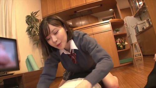 えいみがあなたの敏感な部分を責め、貪欲に求めると、あなたは彼女の激しい愛撫に抵抗できなくなるでしょう。