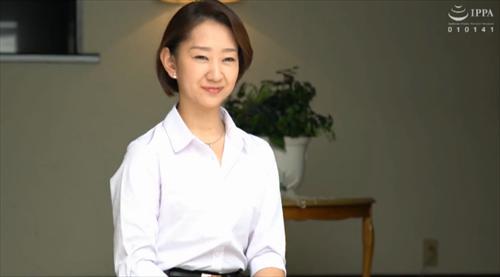 手を使って愛撫した後、口を使って愛撫し、幸せそうに初めての撮影をしています。