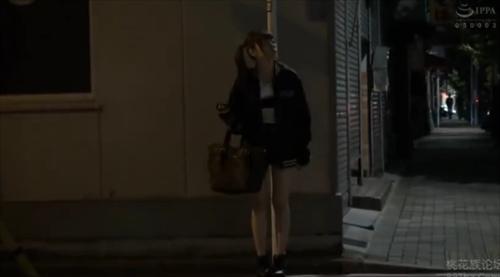 カワイイ顔の美人が色っぽくロリータ風で堅実にフル勃起。