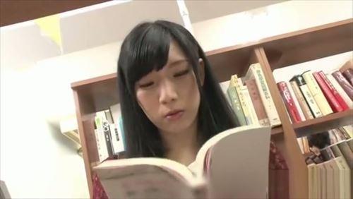 美女が性感小説に夢中になり、男の欲望を満たす激しい行為に溺れる