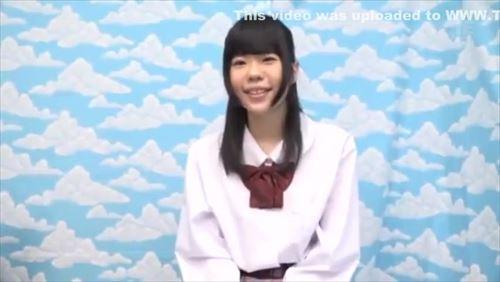 興奮状態の女性たちは、童貞の男性を性的に誘惑します