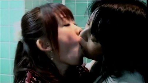 女同士の情熱的なキスと抱擁で、理性は崩壊し、何度も絶頂に達する