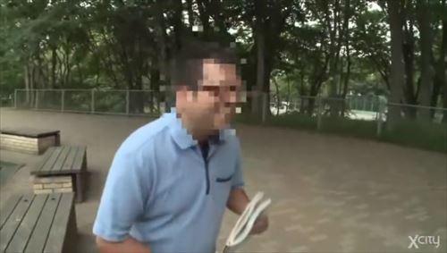女が男を誘惑し、肉体関係を結ぶ。