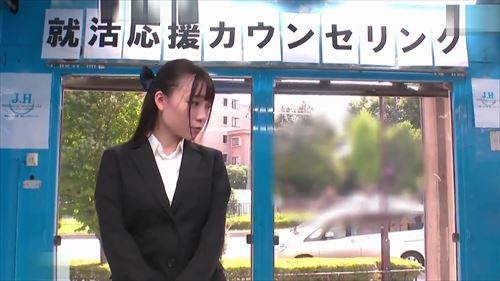 就活中の女の子が、マネキンにいやらしい行為をさせられ、感じて絶頂