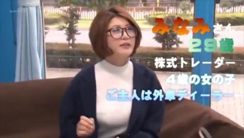 医師の診察として許される範囲内であることを確認し、豊満な妻の乳首の赤みを取り除くことにした