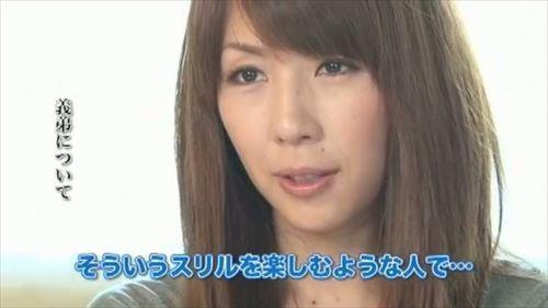 肌を露わにした姿で、男は彼女を乱暴に扱った。