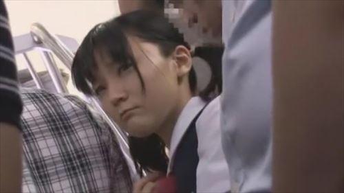 大人っぽい女性と若い少女が性的暴行を受ける