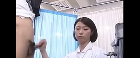 企業診察で男性社員の男根を握る美しい診察着
