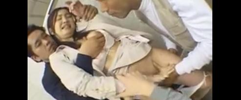 お手洗いから出たミニスカ女性教師、作業員に性犯罪被害遭う。