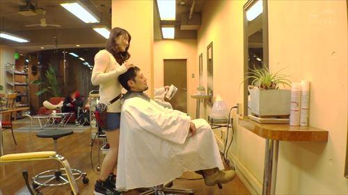 美しい美容師が誘惑の視線で胸を押し付け、こっそりキス。バレないように手コキで快楽に導かれ、