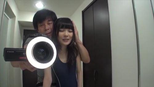 美しい少女がホテルの鏡で、大人たちからいやらしいに見られた。