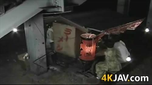 露天ラーメンの女将と主人が露天ラーメン店を経営中。
