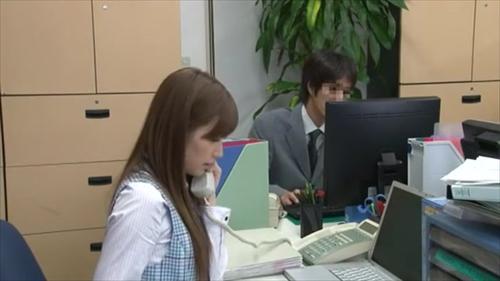 かわいい女性がオフィスで性行為してしまう。