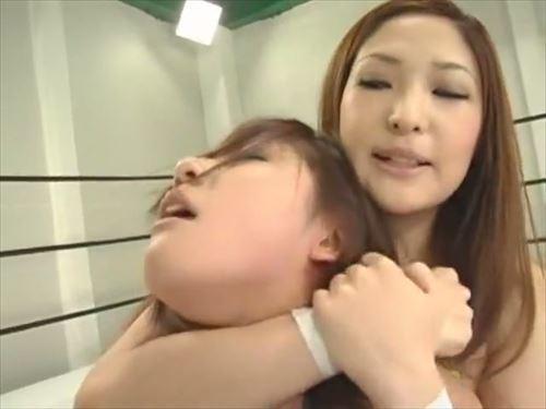 美少女が乳房を強調し、性的な戦いで勝利を目指す