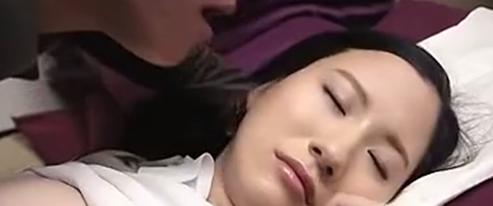 留守中に楽しんで酔った義妹を一人で寝かす。