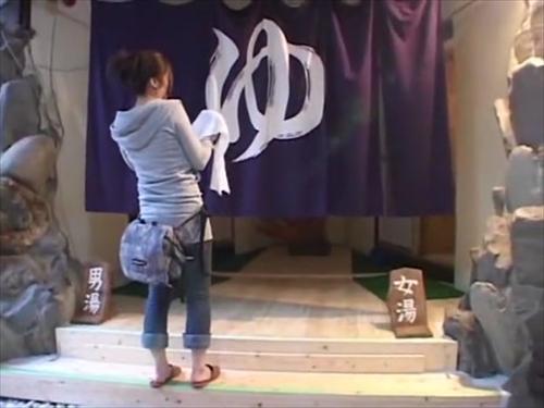 スタッフが温泉に潜入する映像、性的な目的で集まる。