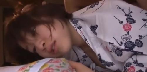 不貞の相手の男根に乗って騎乗位で乱れる淫乱な妻w