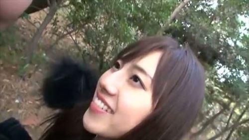 派手な胸の女性は、公園で下着を身にまとい、固定された振動で激しい性交に達した