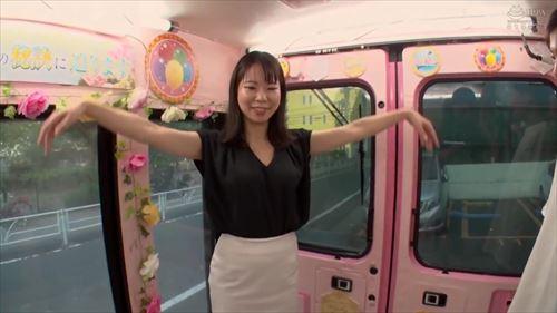 熟女、不倫相手との濃厚なキスと性交