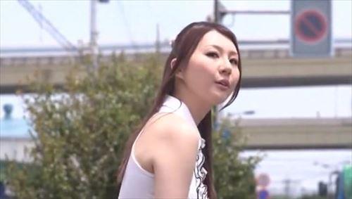 美しい女性がバスの中で男に犯される