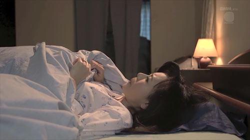 美熟女が男の誘惑に負けて、口内発射をされてしまう
