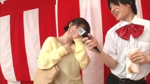 彼の手が彼女の肌を這うたび、彼女は恥ずかしがりながらも、性的興奮に包まれていた。