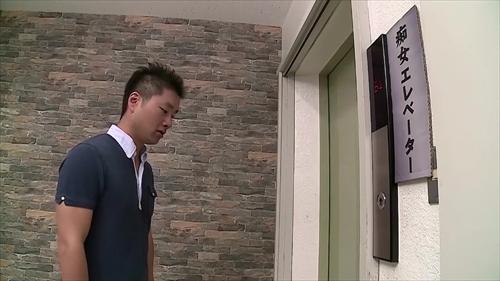 手技で、官能的な女性何も理解せずに昇降機に乗り込む。