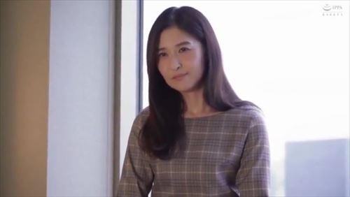 美貌を誇る熟女が、久々に逢った不倫相手へ