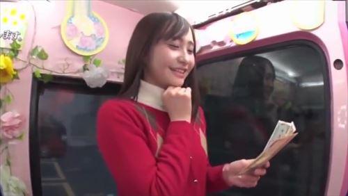 美貌の女子大生が誘惑されて、鏡越しに男と密着し、行為に及ぶ