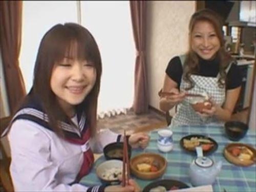 美貌の女性たちは、親密な関係を築くために夫とどちらか一方を選択する強い願望を抱いていた。
