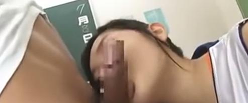 若い女性リーダーが男子部員からのセクハラを訴えている