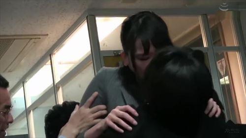 会社で女が色気たっぷりに誘惑する