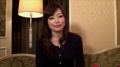 お姉さんが男性の性器を執拗に舐め、その快感で彼は昇天