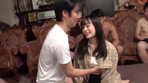 性的に刺激的な行為を女の子にさせて苦痛を感じさせる