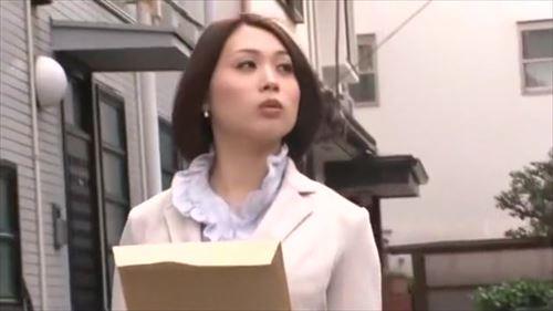 家にいる美人の奥様、日中も性欲を満たすため、オナニーにふけっています。