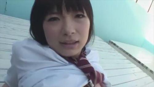 美少女が野外で恥ずかしがりながら、大人と触れ合う