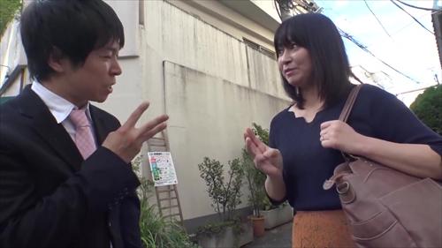 既婚女性が誘われるのを拒否できず、元彼と大きな男性器で再び肉体関係を持つ。
