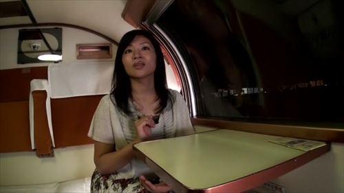 部屋の主導権を握られ、誘惑に負けてしまったアラサー主婦。