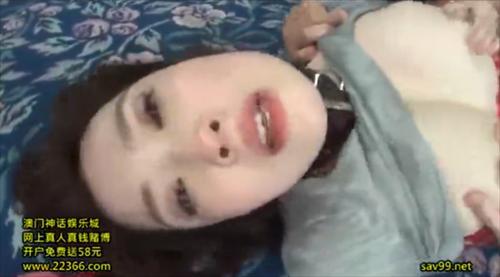 男性によって教え導かれる女性は、脅かされたルームメイトとの反対のつながりとなる。