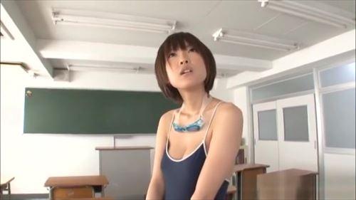 可愛い美少女のロリ巨乳を触り、放課後教室でセックス