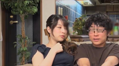 2人が下に住むもう1人をもてあそぶ。