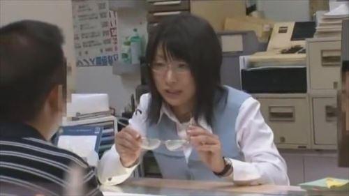 上品な眼鏡をかけた店員が、接客中、私の気を引こうと誘惑した