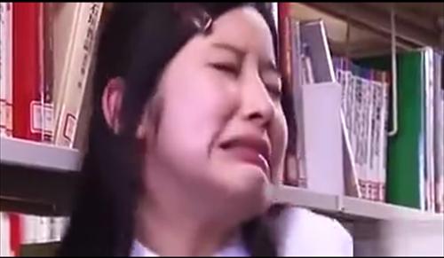 図書館で無防備な女子生徒が獣的な男性のペニスに速すぎる動きで陥落、静寂。