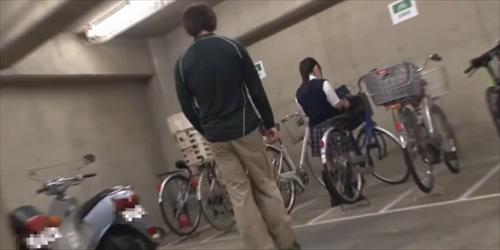 少女に問題なく、激しく突き進んで至上の瞬間を迎えます。