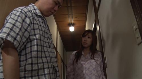 三十路の母は、溜まった性的欲求を息子と関係を持つことで解消しようとする。