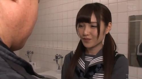 美しい娘の制服が中年男性を興奮させ、便所で政府職員との洋服姿の性交を楽しむ。